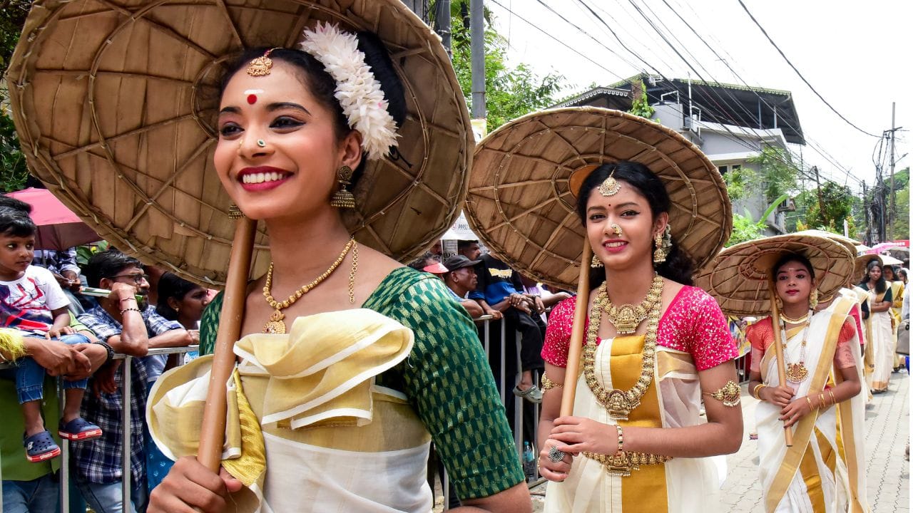 വീണ്ടുമൊരു ഓണക്കാലം കൂടി വന്നെത്തിയിരിക്കുകയാണ്. ഇനി പ്രത്യേകിച്ച്, പെൺകുട്ടികൾക്ക് കോളേജിലും ഓഫീസുകളിലുമെല്ലാം വിവിധതരം വസ്ത്രങ്ങൾ അണിഞ്ഞ് സ്റ്റാറാകാനുള്ള ദിവസങ്ങളാണ് വരുന്നത്. പലരും, ഇപ്പോൾ തന്നെ ഓണസാരിയും മറ്റ് ട്രെഡീഷ്യണൽ വസ്ത്രങ്ങളും എടുത്ത് കഴിഞ്ഞായിരിക്കും. എന്നാൽ, ഓണസാരിക്കൊപ്പമുള്ള ബ്ലൗസിന്റെ കാര്യത്തിൽ ചെറിയ സംശയം ഉണ്ടോ? നിങ്ങൾക്ക് സ്ലീവ്ലെസ് ബ്ലൗസ് ചേരുമോ എന്നാണോ സംശയം? (Image Credit source: PTI/ Getty Images)