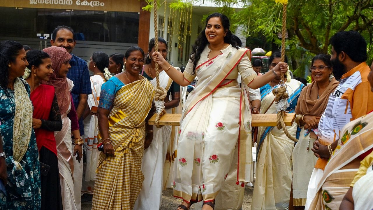 സ്ലീവ്ലെസ് ടോപ്പാണോ, സ്ലീവ്ഡ് ടോപ്പാണോ കൂടുതൽ ചേരുന്നതെന്ന് കണ്ടുപിടിക്കാൻ ഒരു വഴിയുണ്ട്. ഇത് ബ്ലൗസിനും പരീക്ഷിക്കാവുന്നതാണ്. മെഷറിങ് ടേപ്പ് എടുത്ത് ബൈസെപ്സിന്റെയും കൈക്കുഴയുടെയും അളവെടുക്കുക, ശേഷം ബൈസെപ്സിന്റെ അളവിനെ കൈക്കുഴയുടെ അളവ് കൊണ്ട് ഹരിക്കുക. കിട്ടുന്ന അളവ് 2.5ന് മുകളിലാണെങ്കിൽ നിങ്ങൾക്ക് സ്ലീവ്ഡ് ടോപ്പ്സ് അടിപൊളിയായി ചേരും.