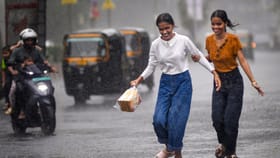 മഴ വീണ്ടും വരുന്നു, യെല്ലോ അലർട്ട് മുന്നറിയിപ്പ്; തീവ്ര ന്യൂനമർദം