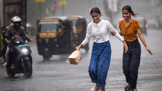 Kerala Weather Update: മഴ വീണ്ടും വരുന്നു… യെല്ലോ അലർട്ട് മുന്നറിയിപ്പ്; ബംഗാൾ ഉൾക്കടലിൽ തീവ്ര ന്യൂനമർദം