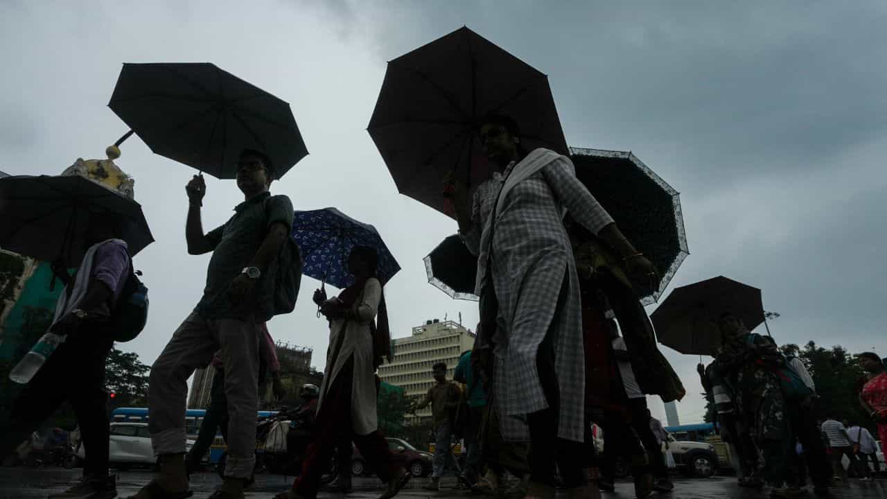 Kerala Weather Update: മഴ കൊയ്യെത്തും ദൂരം..! മുന്നറിയിപ്പുകൾ ഈ ജില്ലകളിൽ; ഇന്നത്തെ കാലാവസ്ഥ