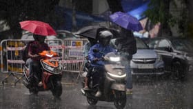 കനത്ത മഴയും മണ്ണിടിച്ചിലും, വയനാട്, കോഴിക്കോട് റെഡ് അലർട്ട്