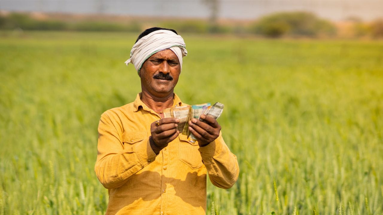 ചെറുകിട-ഇടത്തരം കർഷകർക്ക് സാമ്പത്തിക സഹായം എത്തിക്കുന്ന പദ്ധതിയാണ് പിഎം കിസാൻ സമ്മാൻ നിധി. പ്രതിവർഷം 6,000 രൂപയാണ് ഇതിലൂടെ ലഭിക്കുന്നത്. ഇത് 2,000 രൂപ വീതമുള്ള മൂന്ന് തുല്യ ഗഡുക്കളായി കർഷകരുടെ ബാങ്ക് അക്കൗണ്ടിലേക്ക് നേരിട്ട് നിക്ഷേപിക്കുന്നു. pmkisan.gov.in പോർട്ടലിലെ 'Farmers Corner' വഴി സ്വയം രജിസ്റ്റർ ചെയ്യാം അല്ലെങ്കിൽ അക്ഷയ കേന്ദ്രങ്ങളെ സമീപിക്കാം.