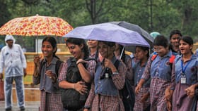 കനത്ത മഴ, വിദ്യാഭ്യാസ സ്ഥാപനങ്ങൾക്ക് ഇന്ന് അവധി