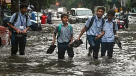 കനത്ത മഴ; എല്ലാ വിദ്യാഭ്യാസ സ്ഥാപനങ്ങൾക്കും ഇന്ന് അവധി