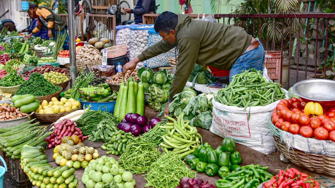 Vegetables Price Hike: പച്ചക്കറി വാങ്ങിയാൽ പോക്കറ്റ് കാലി! റെക്കോർഡിട്ട് ഇഞ്ചി വില Vegetables Price Hike: പച്ചക്കറി വാങ്ങിയാൽ പോക്കറ്റ് കാലി! റെക്കോർഡിട്ട് ഇഞ്ചി വില
