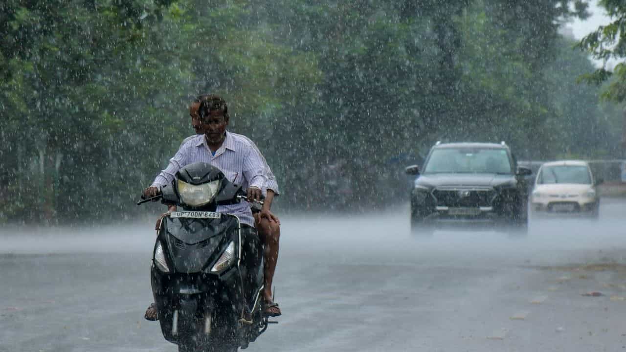 Kerala Weather Update: അതിതീവ്ര ന്യൂന മർദ്ദം, 6 ജില്ലകളിൽ ശക്തമായ മഴ; ഇന്നത്തെ കാലാവസ്ഥ