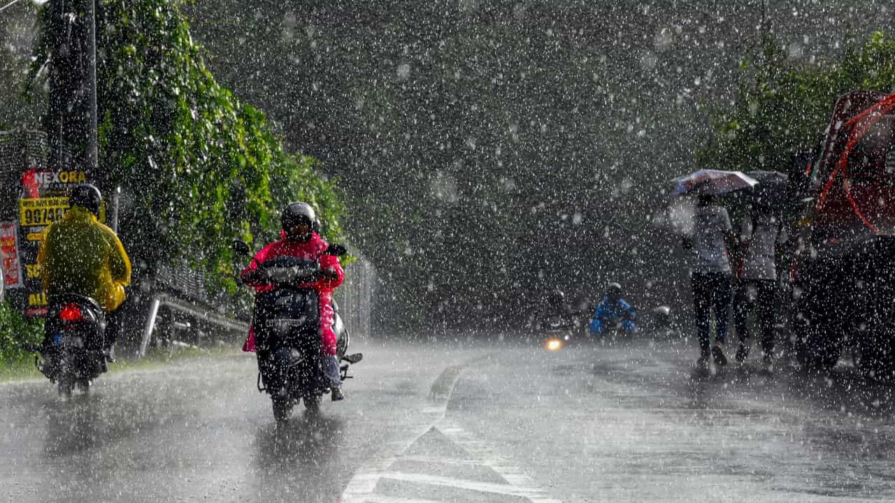 Kerala Weather Update: ശക്തമായ മഴ രണ്ടിടത്ത്, അലർട്ടിൽ മാറ്റം; കാലാവസ്ഥ മുന്നറിയിപ്പ് Kerala Weather Update: ശക്തമായ മഴ രണ്ടിടത്ത്, അലർട്ടിൽ മാറ്റം; കാലാവസ്ഥ മുന്നറിയിപ്പ്