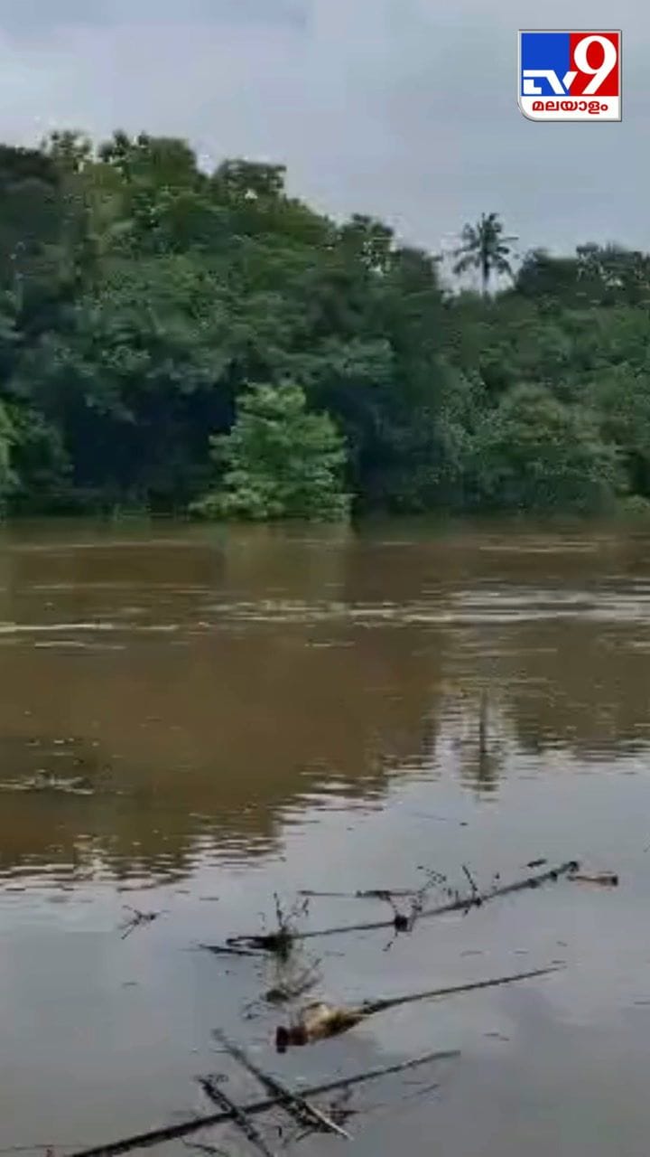 മാവേലിക്കരയിൽ അച്ചൻകോവിൽ നദി കരകവിഞ്ഞ് ഒഴുകുന്നു