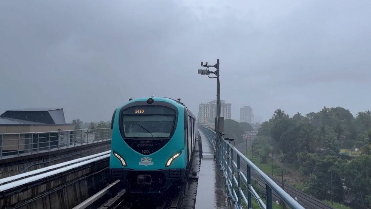 പരിസ്ഥിതി സൗഹൃദവും ഊര്ജ്ജക്ഷമതയുള്ളതുമായ സാങ്കേതികവിദ്യ ഉപയോഗിച്ച് കണക്റ്റിവിറ്റി വര്ധിപ്പിക്കുക എന്നതാണ് ഈ പദ്ധതി ലക്ഷ്യമിടുന്നത്. കൊച്ചി മെട്രോയില് നിന്ന് പ്രചോദനം ഉള്ക്കൊണ്ട് രാജ്യത്തിന്റെ വിവിധ ഭാഗങ്ങളില് വാട്ടര് മെട്രോ സംവിധാനം നടപ്പാക്കുന്നുണ്ട്. കൊച്ചിയുടെ വിവിധ ഭാഗങ്ങളിലേക്കും ഭാവിയില് വാട്ടര് മെട്രോയെത്തും.