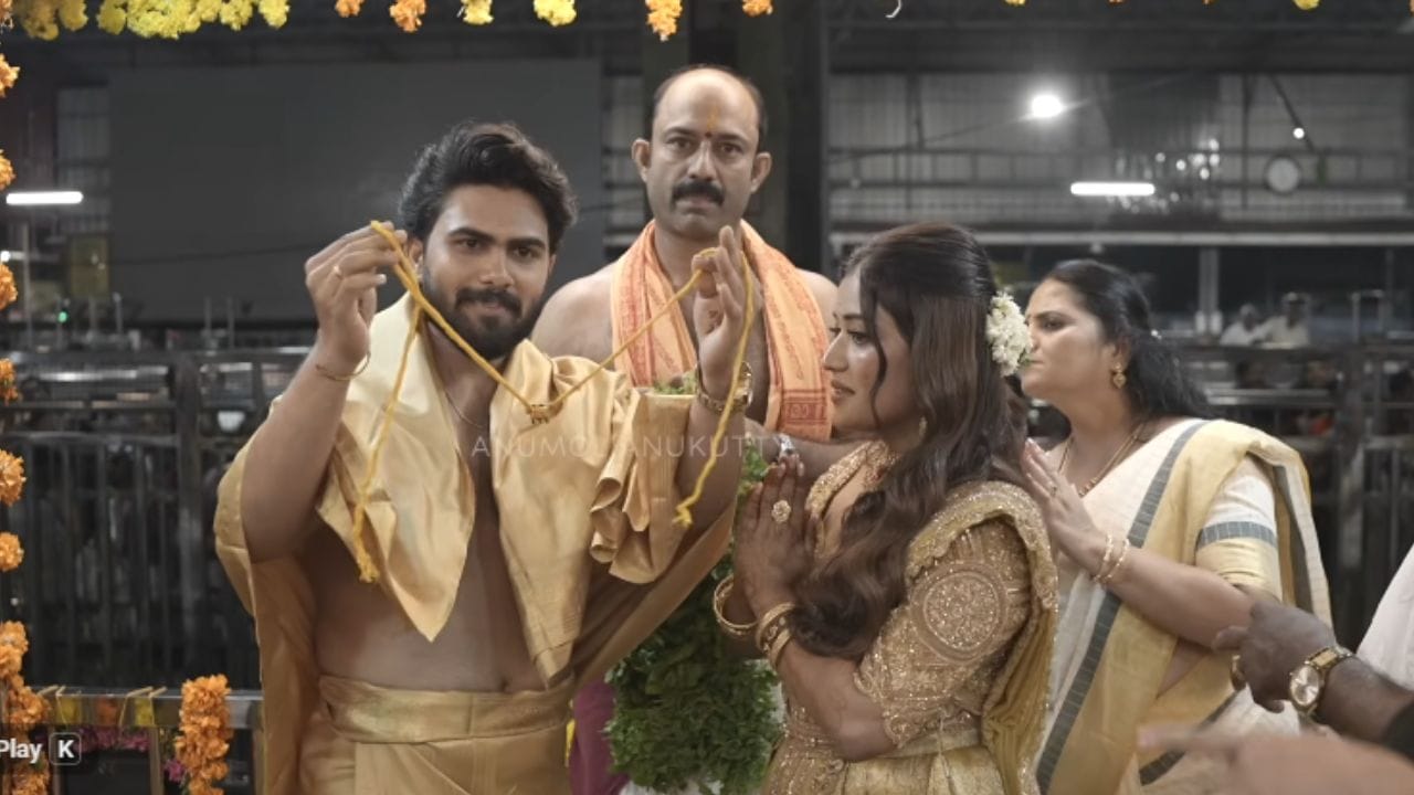അതേസമയം വിവാഹത്തെക്കുറിച്ച് ആരോടും തനിക്ക് പറയാൻ തോന്നിയില്ല എന്നാണ് വിവാഹത്തെക്കുറിച്ച് നടി അനുമോൾ പ്രതികരിച്ചത്. തന്നെ ഇഷ്ടപ്പെടുന്നവർക്കും തന്റെ വിവാഹം എന്നാണ് എന്ന് ചോദിച്ചവരോട് പറയാനുള്ളത് ഇന്നാണ് ആ ദിവസം. നിങ്ങളുടെ എല്ലാ പ്രാർത്ഥനകളും അനുഗ്രഹങ്ങളും വേണമെന്നും അനുമോൾ പറഞ്ഞു.