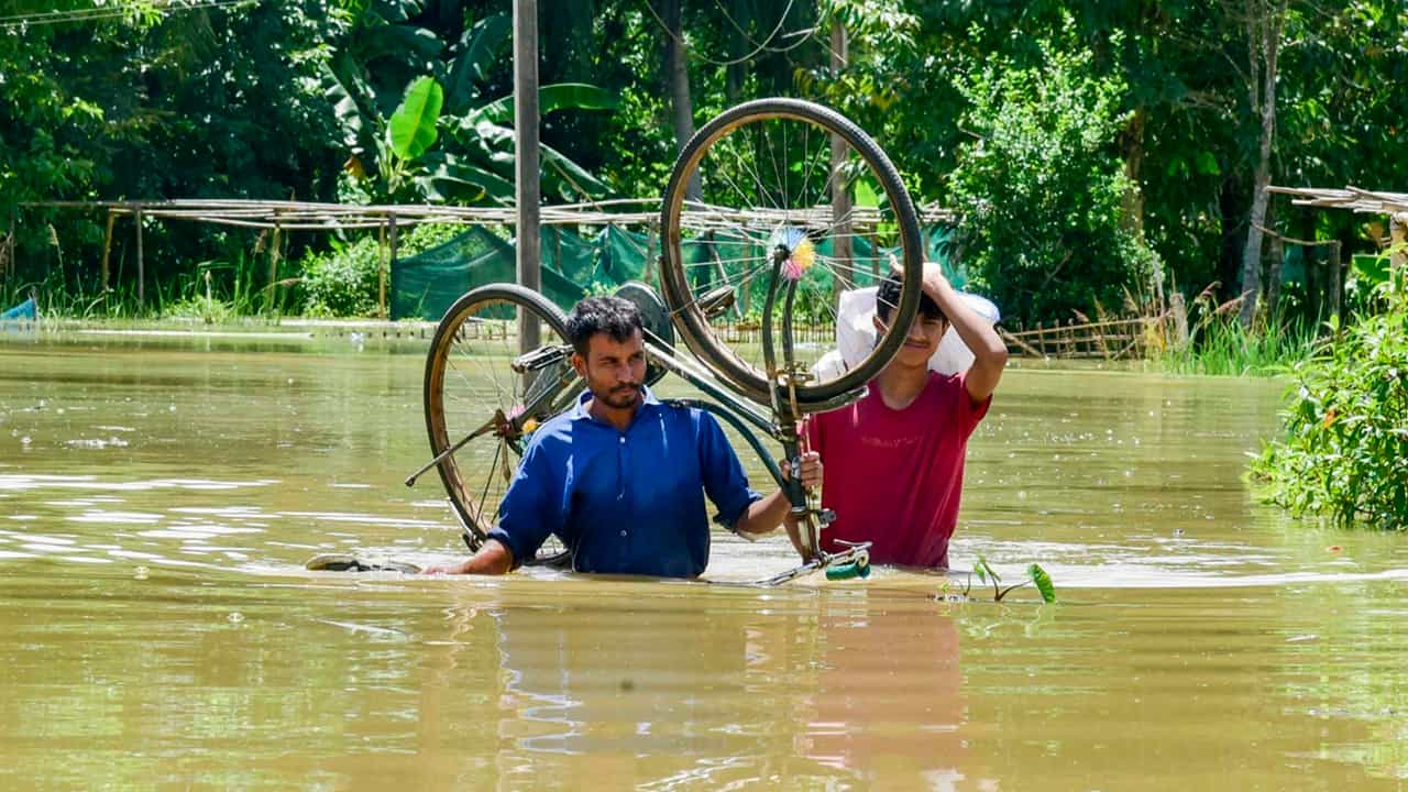 Assam Flood: പ്രളയക്കെടുതിയിൽ അസം! മരണസംഖ്യ 100 കടന്നു; 1.4 ലക്ഷത്തോളം ആളുകൾ ദുരിതത്തിൽ Assam Flood: പ്രളയക്കെടുതിയിൽ അസം! മരണസംഖ്യ 100 കടന്നു; 1.4 ലക്ഷത്തോളം ആളുകൾ ദുരിതത്തിൽ