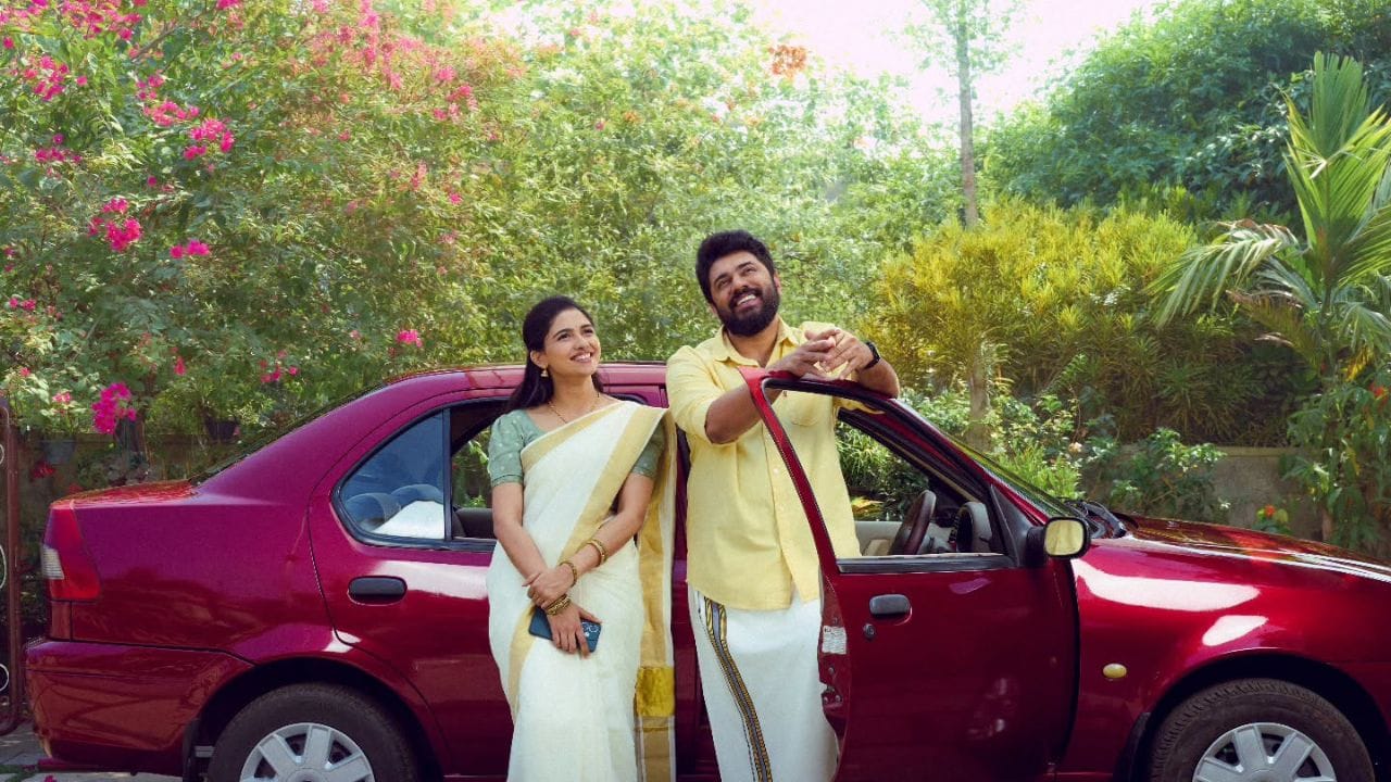 ആഷ്ലി, ജസ്റ്റിൻ എന്നീ കഥാപാത്രങ്ങളുടെ ജീവിതത്തെ കേന്ദ്രീകരിച്ചാണ് ചിത്രം പുരോഗമിക്കുന്നത്. വിദേശത്തുനിന്ന് കുടുംബത്തോടൊപ്പം നാട്ടിലേക്ക് തിരിച്ചെത്തുന്ന ആഷ്ലിയും കുടുംബവും മുണ്ടക്കയത്തു നിന്ന് കറുകുറ്റിയിലേക്ക് താമസം മാറ്റുകയും തുടർന്ന് ജസ്റ്റിൻ്റെ അയൽക്കാരായി മാറുകയും ചെയ്യുന്നു. ജസ്റ്റിനോട് ആഷ്ലിക്ക് തോന്നുന്ന ഇഷ്ടവും തുടർന്നുണ്ടാകുന്ന അപ്രതീക്ഷിത സംഭവവികാസങ്ങളുമാണ് ചിത്രത്തിൻ്റെ ഇതിവൃത്തം