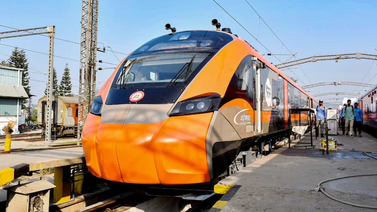 Bengaluru Vande Bharat: യാത്രക്കാര്ക്ക് കോളടിച്ചു! ബെംഗളൂരു-വിശാഖപട്ടണം വന്ദേ ഭാരത് സ്ലീപ്പര് യാഥാര്ഥ്യമാകും Bengaluru Vande Bharat: യാത്രക്കാര്ക്ക് കോളടിച്ചു! ബെംഗളൂരു-വിശാഖപട്ടണം വന്ദേ ഭാരത് സ്ലീപ്പര് യാഥാര്ഥ്യമാകും