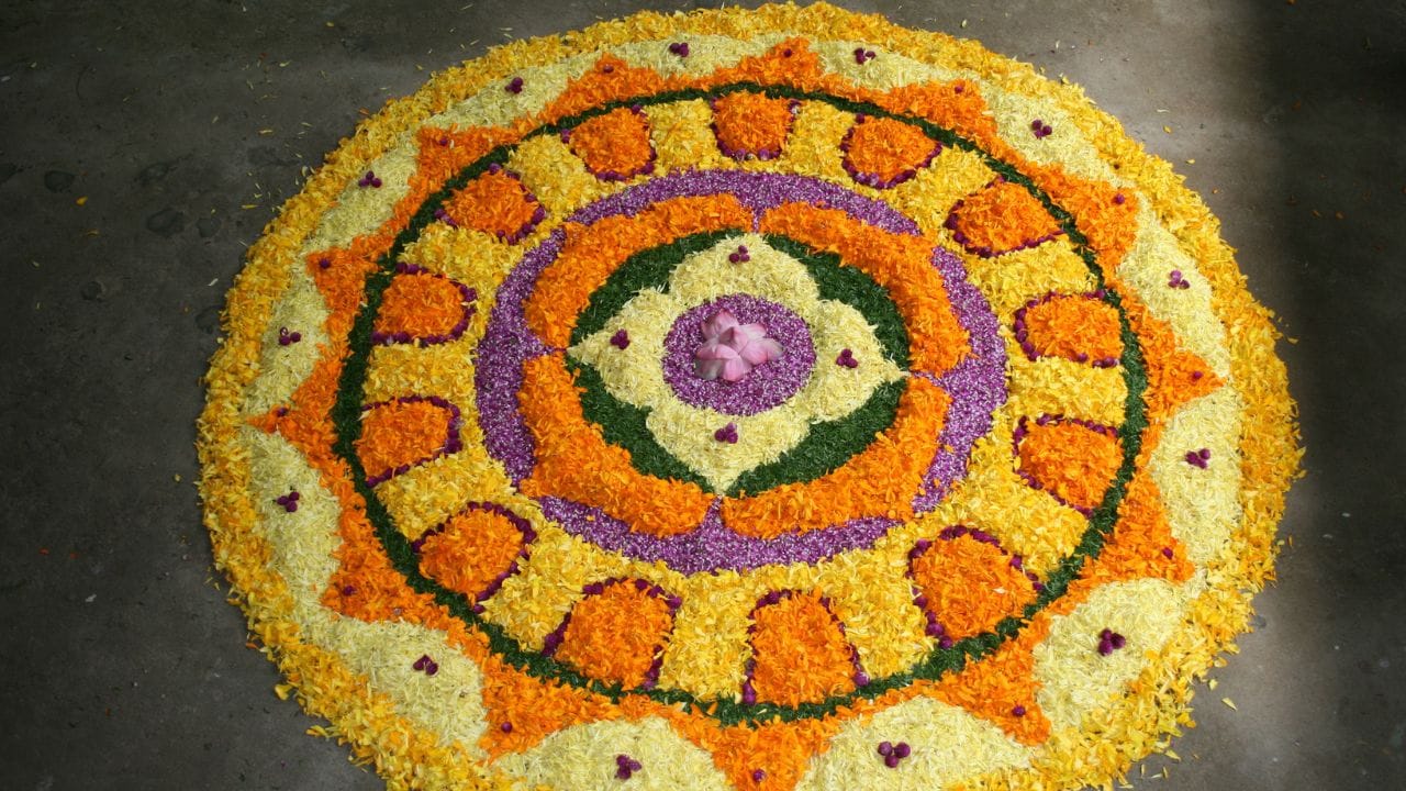 വൃത്താകൃതിയാണ് പരമ്പരാഗതമായി പൂക്കളത്തിന്, എന്നാല് അല്പം വെറൈറ്റിക്ക് വേണ്ടി പല ഡിസൈനുകളിലും പൂക്കളം തീര്ക്കുന്നവരുണ്ട്. എന്നാല് വട്ടത്തില് ഇടുന്ന പൂക്കളം കാണാന് പ്രത്യേക ഭംഗിയാണല്ലേ? നാട്ടിന് പുറത്തുനിന്നുള്ള പൂക്കളും നിങ്ങളുടെ ഓണപ്പൂക്കളത്തില് ഉള്പ്പെടുത്താന് പ്രത്യേകം ശ്രദ്ധിക്കണം, അവ തരുന്ന ഭംഗി അത് വേറെ തന്നെയാണ്.