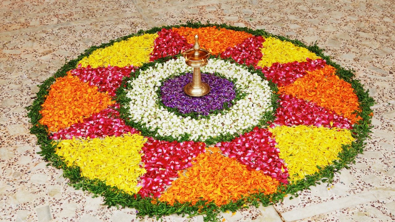 ഈ വര്ഷത്തെ ഓണത്തിന് ഏത് ഡിസൈനില് പൂക്കളമൊരുക്കണമെന്ന ചിന്തയാണോ നിങ്ങള്ക്ക്? എല്ലാ വര്ഷവും ഒരുപോലെ പൂക്കളം തീര്ത്താല് ശരിയാകില്ല, പൂക്കളിലും ഡിസൈനിലുമെല്ലാം മാറ്റങ്ങള് കൊണ്ടുവരുമ്പോള് മാത്രമേ ഓണം കളറാകുകയുള്ളൂ. ഓണത്തിന് പരീക്ഷിക്കാവുന്ന പൂക്കളങ്ങളുടെ ഡിസൈനുകളാണ് ഇവിടെ നല്കിയിരിക്കുന്നത്, അനുയോജ്യമായത് തന്നെ തിരഞ്ഞെടുത്തോളൂ.
