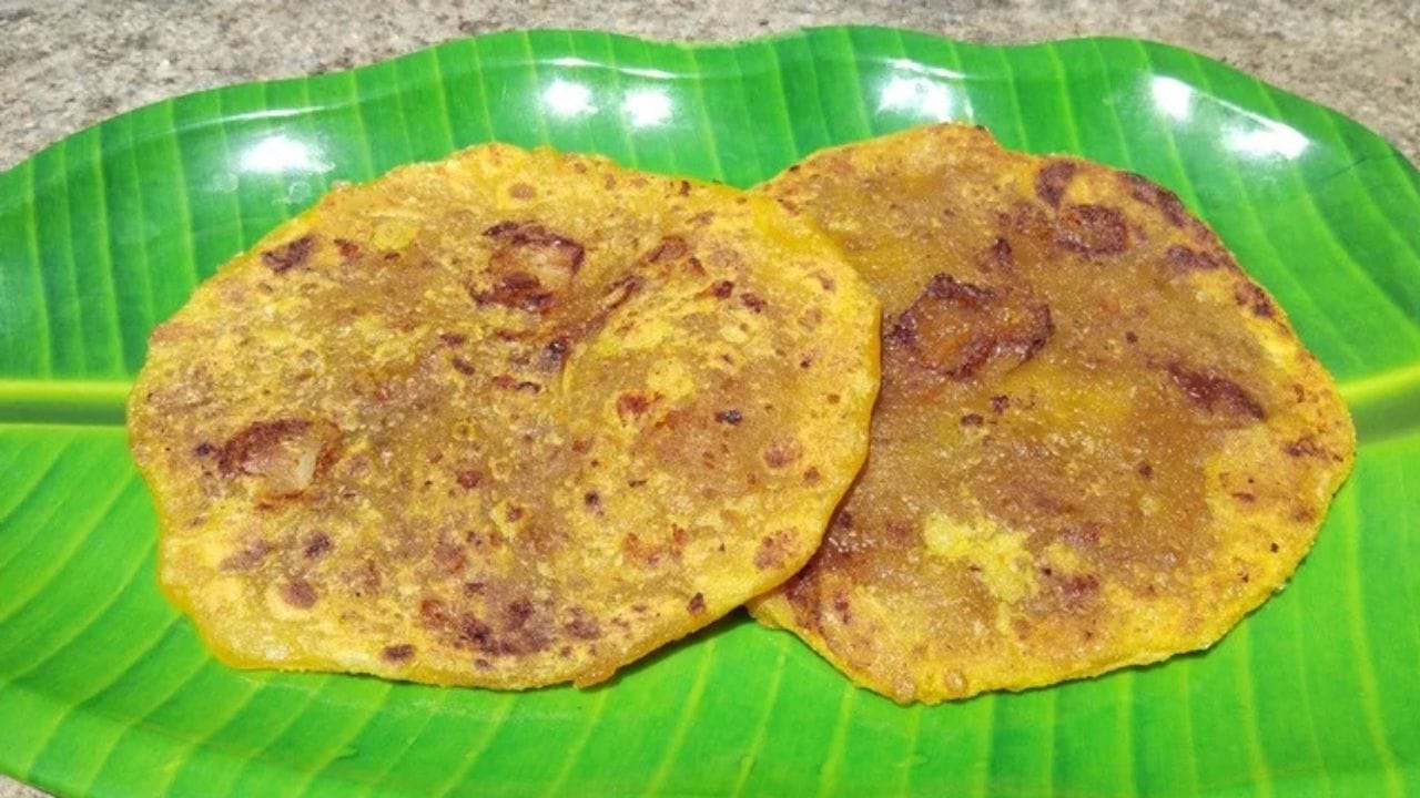 ഓണസദ്യ എന്നുപറഞ്ഞാൽ അത് തിരുവിതാംകൂർ സദ്യ തന്നെ കഴിക്കണമെന്ന് പഴമക്കാർ പറയാറുണ്ട്. തിരുവിതാംകൂർ ഓണസദ്യയുടെ ഏറ്റവും വലിയ ആകർഷണമാണ് മധുരമൂറുന്ന ബോളിയും പാൽപായസവും. കടകളിൽ നിന്ന് മാത്രം വാങ്ങി ശീലിച്ച ഈ സോഫ്റ്റ് ബോളി വളരെ കുറഞ്ഞ ചേരുവകൾ കൊണ്ട് നമുക്ക് നമ്മുടെ വീടുകളിലും തയ്യാറാക്കാൻ സാധിക്കും. അത്തരത്തിൽ ഇത്തവണത്തെ ഓണത്തിന് വീട്ടിൽ തന്നെ നമുക്ക് നല്ല ബോളി തയ്യാറാക്കിയാലോ. (Image Credi Source: Getty Images)