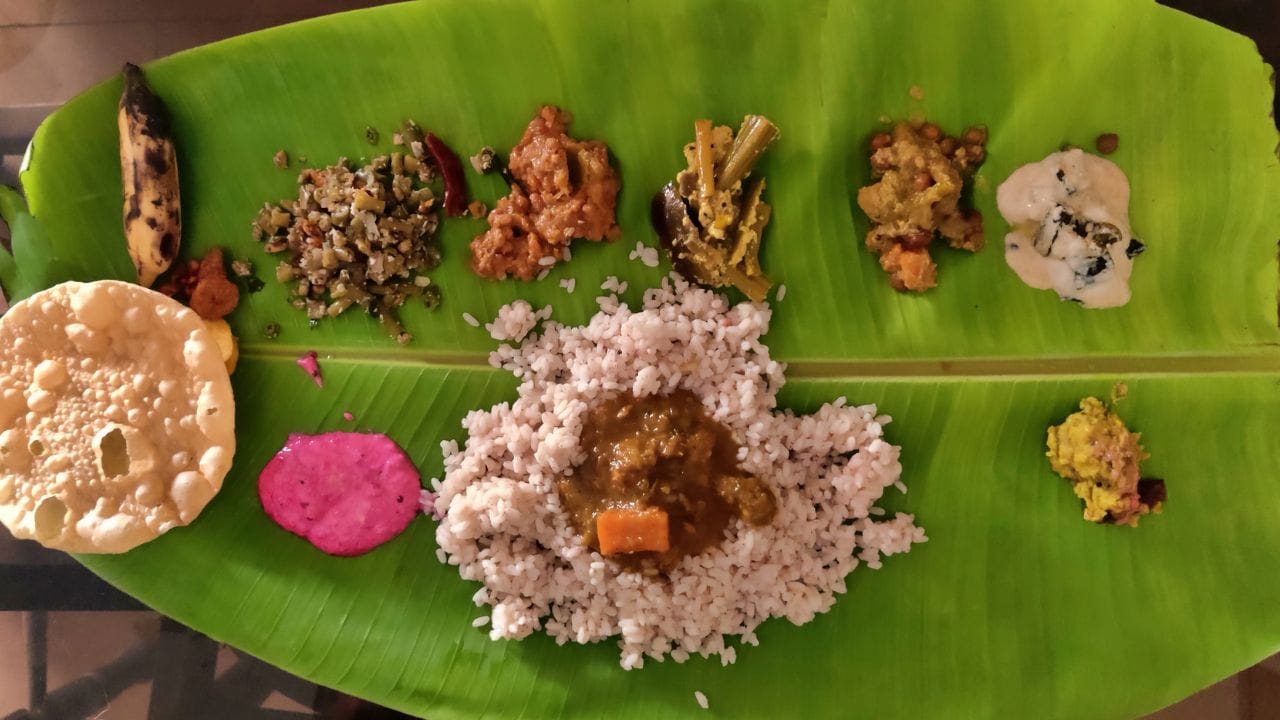 എയർ ഫ്രയർ അല്ലെങ്കിൽ ഓവൻ: കായവറുത്തതും ശർക്കര വരട്ടിയും പപ്പടവും ലിറ്റർ കണക്കിന് വെളിച്ചെണ്ണയിൽ മുക്കി വറുക്കുന്നതാണ് സദ്യയിലെ പ്രധാന ചെലവ്. പപ്പടം എണ്ണയിൽ വറുക്കുന്നതിന് പകരം അടുപ്പിലെ തീയിലോ മൈക്രോവേവിലോ ചുട്ടെടുക്കാം. ഏത്തക്കായ അരിഞ്ഞ് നേരിയ തോതിൽ വെളിച്ചെണ്ണ തളിച്ച ശേഷം എയർ ഫ്രൈയറിലോ ഓവനിലോ ബേക്ക് ചെയ്താൽ ക്രിസ്പിയായ ചിപ്സ് കുറഞ്ഞ എണ്ണയിൽ തയ്യാറാക്കാം.