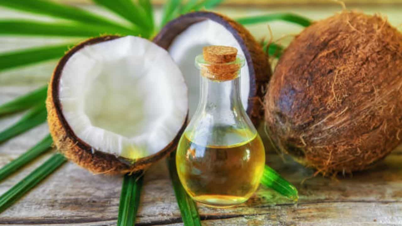 Coconut Oil Price: കൊപ്ര ലഭ്യതയിൽ കുറവ്, ഓണത്തിന് വെളിച്ചെണ്ണ വില പൊള്ളിക്കും! Coconut Oil Price: കൊപ്ര ലഭ്യതയിൽ കുറവ്, ഓണത്തിന് വെളിച്ചെണ്ണ വില പൊള്ളിക്കും!