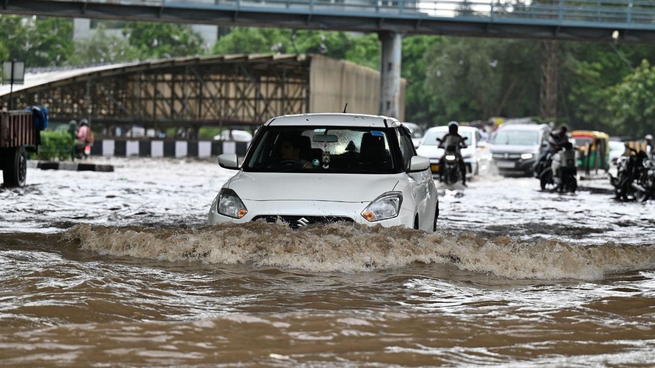 സൈലൻസർ കുഴലിന് മുകളിലേക്ക് വെള്ളം വരുന്ന അവസ്ഥയാണ് എങ്കിൽ വാഹനം നിന്ന് പോകാൻ സാധ്യതയുണ്ട്. ഇനി അത്തരം ഒരു സാഹചര്യത്തിൽ  അകപ്പെട്ടു പോയാൽ. പ്രധാനമായും ശ്രദ്ധിക്കേണ്ടത് വാഹനം ഓഫാക്കാതെ നോക്കുക എന്നുള്ളതാണ്. വെള്ളക്കെട്ട് കഴിയുന്നതുവരെ  പരമാവധി വേഗത കുറച്ച് ഫസ്റ്റ് ഗിയറിൽ തന്നെ മുന്നോട്ടുപോവുക.