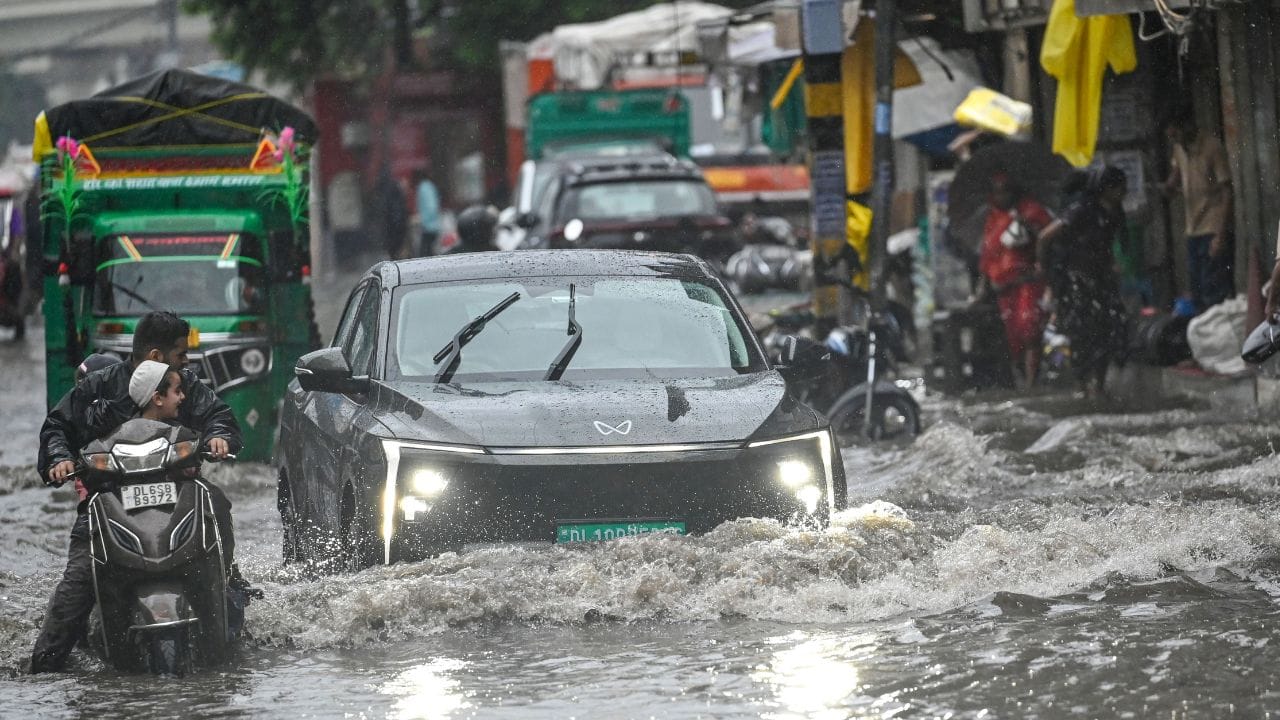 മറ്റൊന്ന് വാഹനത്തിന്റെ എയർ ഫിൽട്ടറിൽ  വെള്ളം കയറാതെ നോക്കുക എന്നുള്ളതാണ്. എയർ ഫിൽട്ടർ വഴി  വെള്ളം കയറിയാൽ അത് നേരെ എൻജിനിലേക്കാണ് പോവുക. ഇത് എൻജിന് കാര്യമായ തകരാറുകൾ ഉണ്ടാക്കും. അതുകൊണ്ട് നമ്മൾ ഓടിക്കുന്ന വാഹനത്തിന്റെ എയർ ഫിൽട്ടർ എവിടെയാണ് ഇരിക്കുന്നത് എന്ന മിനിമം അറിവ് ഉണ്ടായിരിക്കണം.