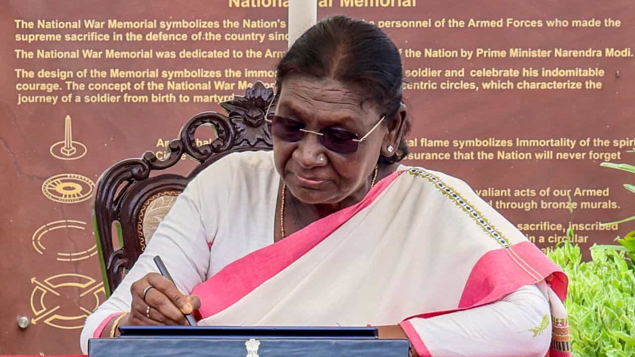 Keralam Bill: ഇനി കേരളം; പേരുമാറ്റ ബില്ലിന് രാഷ്ട്രപതിയുടെ അംഗീകാരം Keralam Bill: ഇനി കേരളം; പേരുമാറ്റ ബില്ലിന് രാഷ്ട്രപതിയുടെ അംഗീകാരം