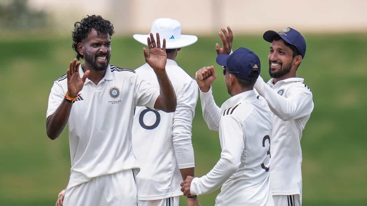 Duleep Trophy 2026: കഴിഞ്ഞ തവണ മലയാളി താരങ്ങളാല് സമ്പന്നം; ഇത്തവണ ഒരേ ഒരാള് മാത്രം; കേരള ക്രിക്കറ്റിന് എന്തു പറ്റി? Duleep Trophy 2026: കഴിഞ്ഞ തവണ മലയാളി താരങ്ങളാല് സമ്പന്നം; ഇത്തവണ ഒരേ ഒരാള് മാത്രം; കേരള ക്രിക്കറ്റിന് എന്തു പറ്റി?
