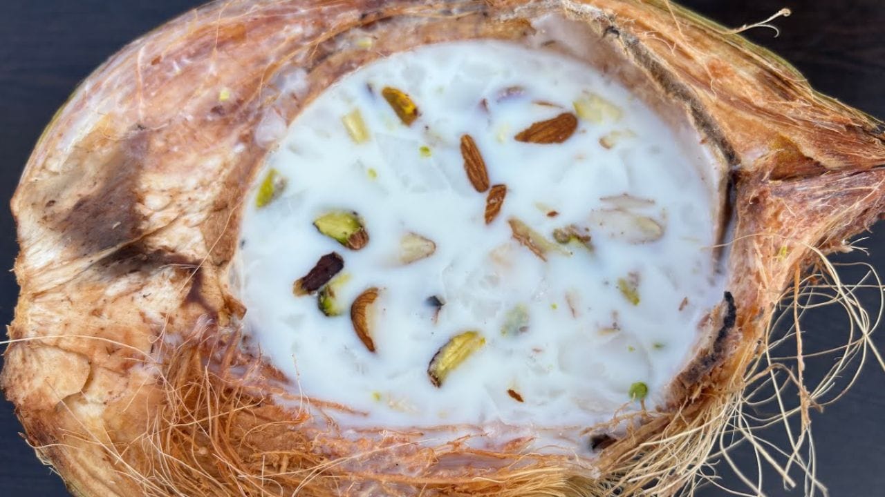 ഒരു പാത്രത്തിൽ ഒരു ലിറ്റർ പാൽ എടുത്തു തിളപ്പിക്കുക. ഇടത്തരം തീയിൽ പാല് കുറുകി പകുതി ആകുന്നത് വരെ തിളപ്പിക്കണം. അടിക്ക് പിടിക്കാതിരിക്കാൻ തുടർച്ചയായി ഇളക്കി നൽകുക. കുറുകിയ പാലിലേക്ക് ആവശ്യത്തിന് പഞ്ചസാരയോ മിൽക്ക് മെയ്ഡോ ചേർക്കുക.