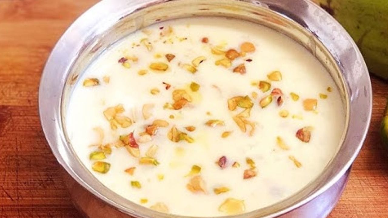 ഈ പാലിന്റെ ചൂട് ആറാനായി വെക്കുക. ചൂട് പൂർണമായി പോയതിനു ശേഷം മിക്സിയിൽ അടിച്ചു വെച്ച ഇളനീരും മുറിച്ചുവെച്ച ഇളനീരും ചേർത്ത് നൽകുക. ഇത് ഫ്രിഡ്ജിൽ വച്ച് തണുപ്പിച്ച ശേഷം വിളമ്പാവുന്നതാണ്.