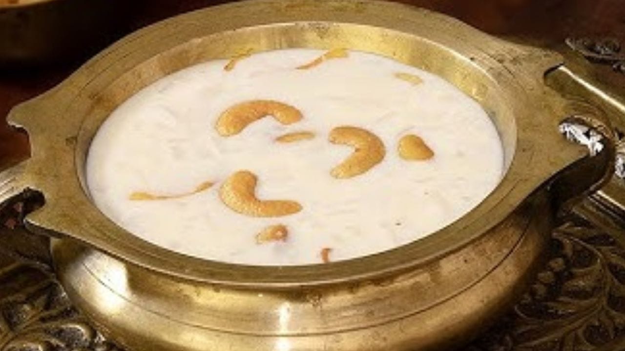 പായസം ഇല്ലാതെ എന്ത് ഓണം അല്ലേ... ? എങ്കിൽ എല്ലാ പായസ പ്രേമികൾക്കും രുചികരമായ ഒരു ഇളനീർ പായസം തയ്യാറാക്കാം. രുചികരവും അതേപോലെ ആരോഗ്യകരവുമായ ഇളനീർ പായസം എളുപ്പത്തിൽ തയ്യാറാക്കുന്നത് എങ്ങനെ എന്ന് നോക്കാം. ഇതിന് പ്രധാനമായും ഇളനീർ ആവശ്യമാണ് ബാക്കി ചേരുവകൾ ചേർത്ത് എങ്ങനെ തയ്യാറാക്കാം എന്ന് നോക്കാം.(IMAGE CREDIT SOURCE: YOUTUBE SCREEN GRAB)