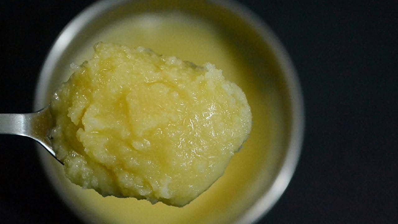 വൈറ്റമിൻ എ,ഡി,കെ എന്നിവയുടെ കലവറായണ് നെയ്യ്. ചർമ്മം, കണ്ണുകൾ എന്നിവക്കെല്ലാം നെയ്യ് ബെസ്റ്റാണ്. കാര്യം സൂപ്പർ ഫുഡ് ആണെങ്കിലും നെയ്യ് കഴിക്കുന്നത് അമിതമായാൽ ചില പ്രശ്നങ്ങൾ ശരീരത്തിലുണ്ടാവാം. ഇതുകൊണ്ട് തന്നെ ചിലർ നെയ്യ് കഴിക്കുന്നത് ഒഴിവാക്കണം.