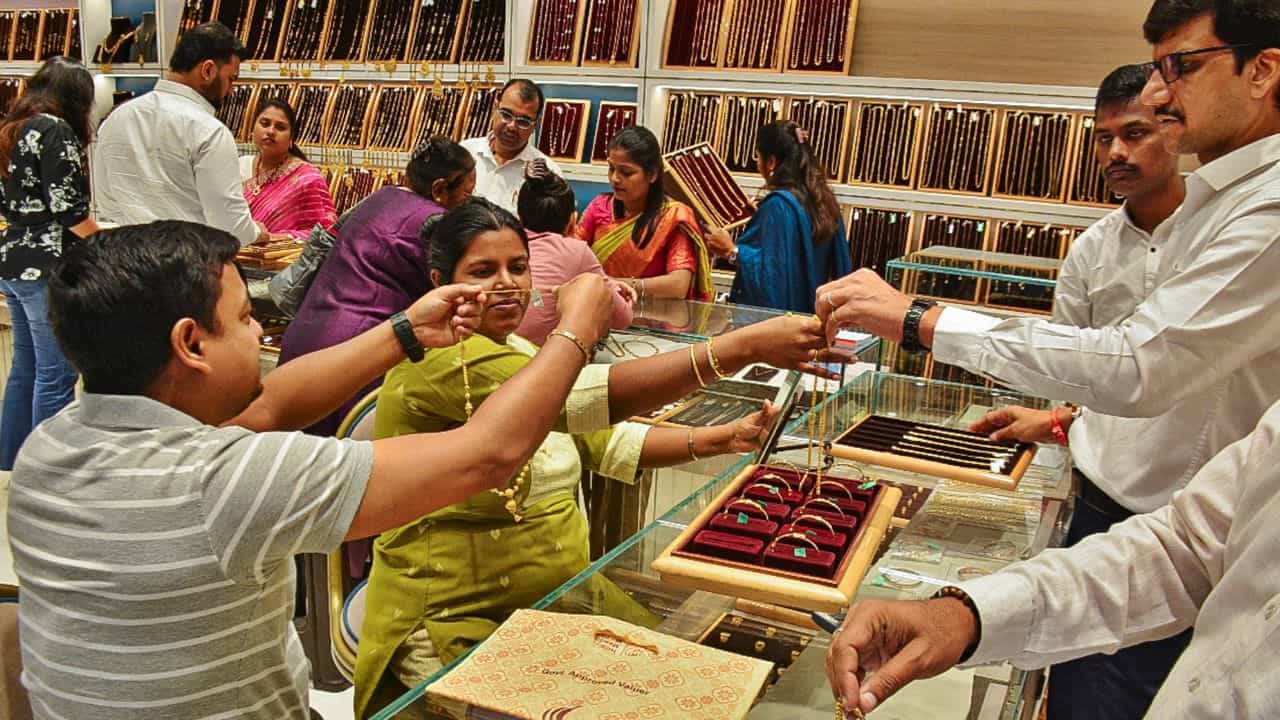 Kerala Gold Rate: ചുവടുമാറ്റി പൊന്ന്, വന് മുന്നേറ്റം: കേരളത്തിലെ ഇന്നത്തെ സ്വര്ണവില Kerala Gold Rate: ചുവടുമാറ്റി പൊന്ന്, വന് മുന്നേറ്റം: കേരളത്തിലെ ഇന്നത്തെ സ്വര്ണവില