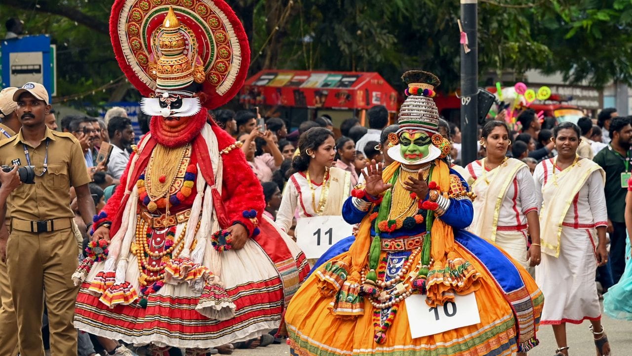 ഇത് നിങ്ങൾക്ക് പ്രിയപ്പെട്ടവർക്ക് അയച്ചുകൊടുക്കുകയും അവരോടുള്ള നിങ്ങളുടെ സ്നേഹവും ഓണം ആശംസയും അറിയിക്കാം. ഐശ്വര്യവും സമൃദ്ധിയും സന്തോഷവും നിറഞ്ഞ നല്ല നാളുകൾ അങ്ങേക്കും കുടുംബത്തിനും ഉണ്ടാവട്ടെ എന്ന് ആശംസിക്കുന്നു ഓണസദ്യയും പൂക്കളും അത്തപ്പൂക്കളത്തിന്റെ അഴകും പോലെ ജീവിതത്തിൽ എന്നും സന്തോഷം നിറഞ്ഞു നിൽക്കട്ടെ ഹാപ്പി ഓണം!,
