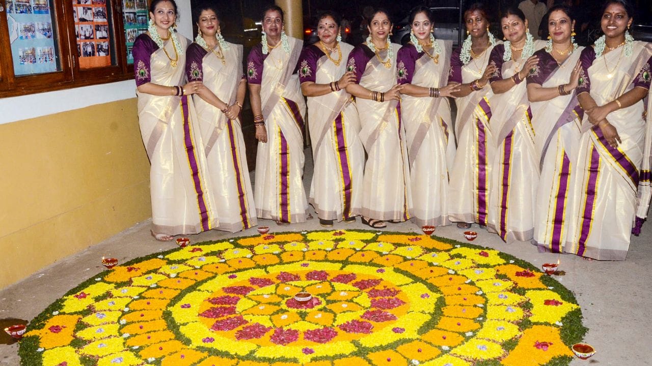 തുമ്പപ്പൂവിന്റെ വിശുദ്ധിയും പൂവിളിയുടെ സംഗീതവും തുമ്പികളുടെ തുള്ളലും നിറഞ്ഞ ഐശ്വര്യപൂർണ്ണമായ മറ്റൊരു ഓണക്കാലം കൂടി എത്തിയിരിക്കുകയാണ് ഈ വേളയിൽ നിങ്ങൾക്കും കുടുംബത്തിനും സർവ്വ ഐശ്വര്യങ്ങളും ഉള്ള ഒരു തിരുവോണ ദിനം ആശംസിക്കുന്നു, സ്നേഹത്തിന്റെയും സൗഹാർദ്ദത്തിന്റെയും ഒരുമയുടെയും സന്ദേശം പകരുന്ന ഈ പൊന്നോണനാളിൽ നിങ്ങളുടെ ജീവിതത്തിൽ സർവ്വവിധ ഐശ്വര്യങ്ങളും മായാത്ത പുഞ്ചിരിയും ഉണ്ടാകട്ടെ
