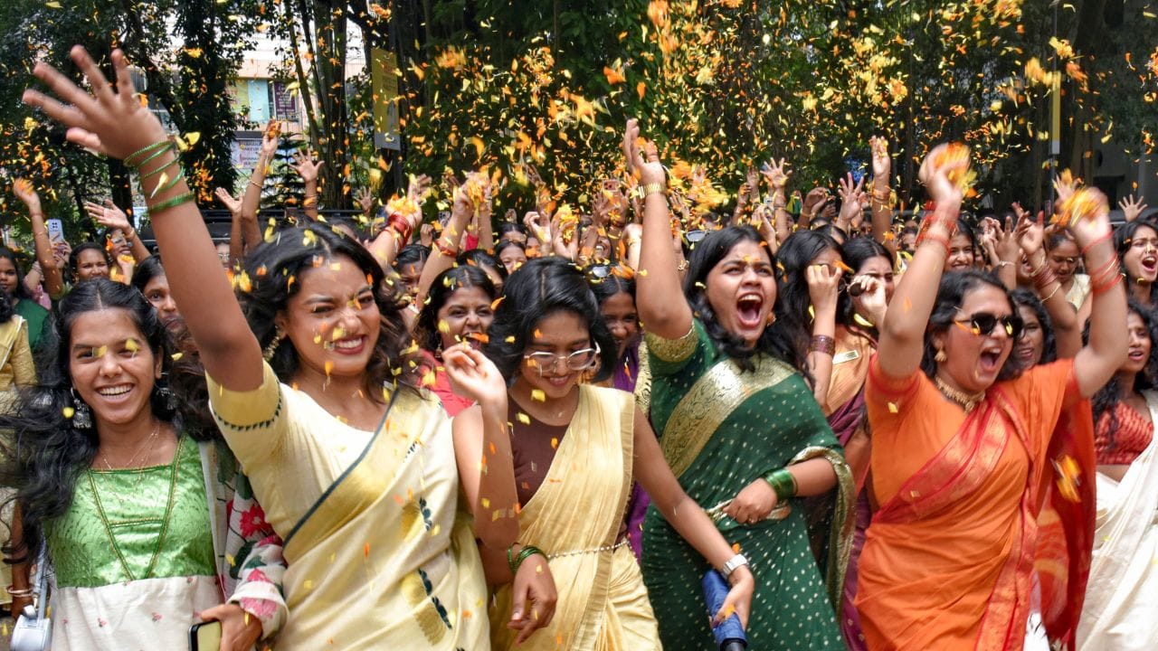 ഐശ്വര്യത്തിന്റെയും സമൃദ്ധിയുടെയും പൊന്നോണക്കാലത്തെ ഹൃദയപൂർവ്വം വരവേൽക്കാം. നന്മ നിറഞ്ഞ ഉത്രാട ദിനാശംസകൾ!, നാടെങ്ങും പൂവിളികൾ ഉയരുമ്പോൾ, ഏവർക്കും എൻ്റെയും കുടുംബത്തിന്റെയും ഹൃദയം നിറഞ്ഞ ഉത്രാടദിനാശംസകൾ.