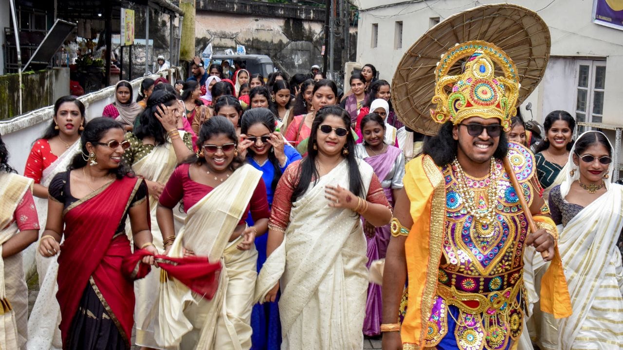 അകലെയാണെങ്കിലും അടുത്തുണ്ടെങ്കിലും ഈ സുദിനത്തിൽ പ്രിയപ്പെട്ടവർക്ക് അയച്ചുനൽകാൻ അനുയോജ്യമായ ചില ഉത്രാടദിനാശംസകൾ അറിഞ്ഞാലോ...ഏവർക്കും ഐശ്വര്യവും സമൃദ്ധിയും നിറഞ്ഞ ഹൃദയം നിറഞ്ഞ ഉത്രാടദിനാശംസകൾ! ഈ ഓണക്കാലം നിങ്ങളുടെ കുടുംബത്തിൽ സന്തോഷവും സമാധാനവും നിക്ഷേപിക്കട്ടെ. ഉത്രാട ആശംസകൾ!