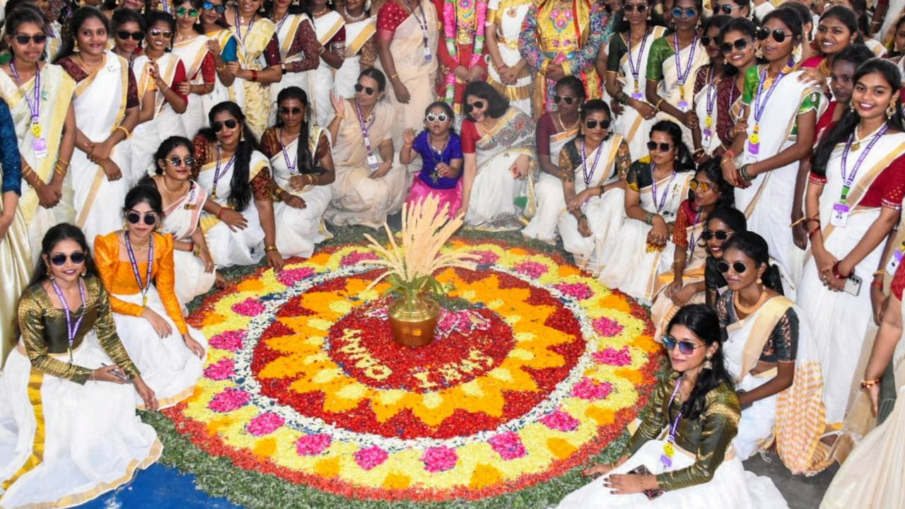 ഒമ്പത് നിറക്കൂട്ടുകളുമായി ഐശ്വര്യത്തിന്റെ പൂക്കളമൊരുക്കാം, പ്രിയപ്പെട്ടവർക്ക് ഏവർക്കും ഉത്രാടദിനാശംസകൾ! മനസ്സിന്റെ നന്മയും സ്നേഹവും പങ്കുവെച്ച് ആഘോഷിക്കാം ഈ ഒന്നാം ഓണം. ഉത്രാടപ്പൂനിലാവ് നിങ്ങളിൽ സന്തോഷവും പുതു പ്രതീക്ഷകളും നിറയ്ക്കട്ടെ!