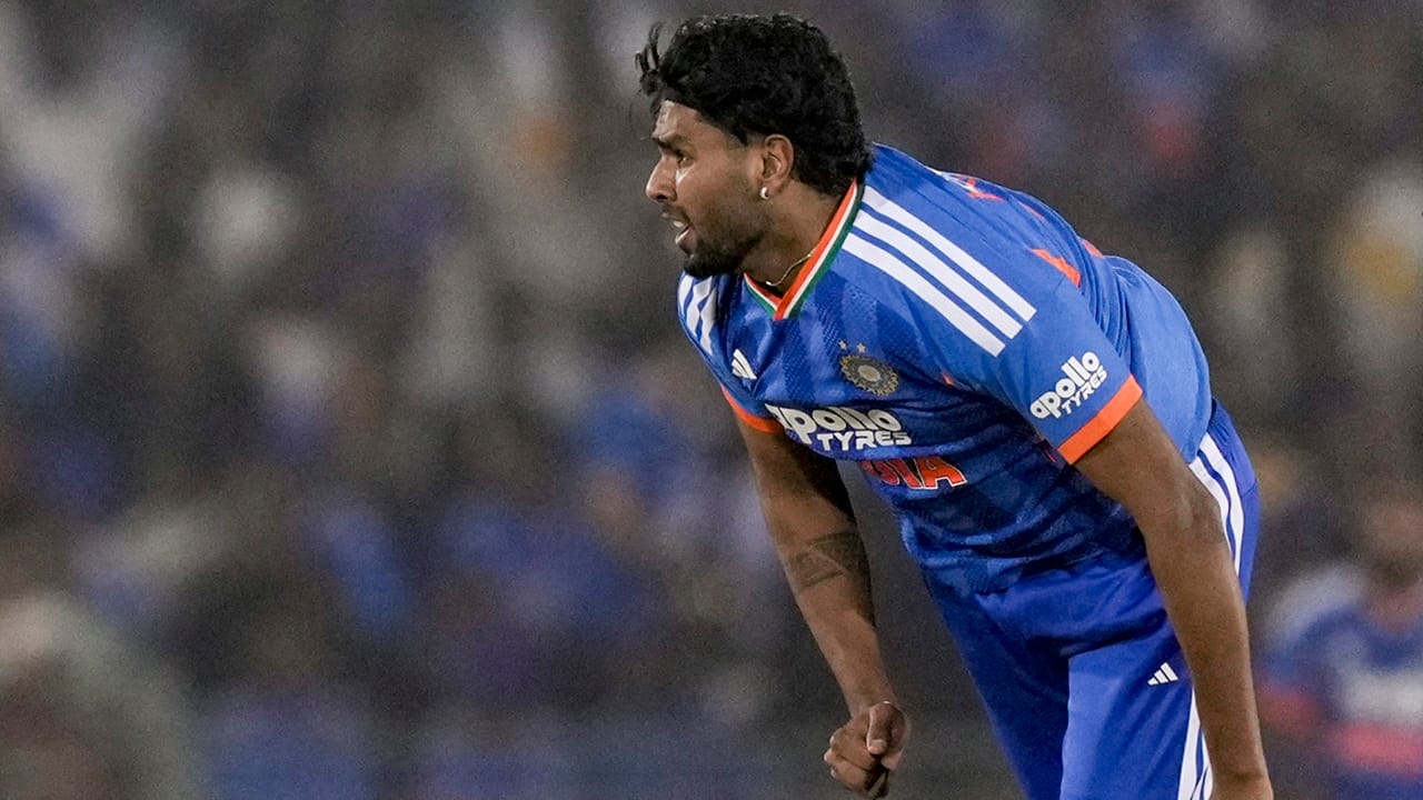 ഇന്ത്യൻ താരങ്ങള്ക്ക് ബ്രോങ്കോ ടെസ്റ്റ് പരിചിതമല്ലായിരുന്നു. ഫിറ്റ്നസ് ടെസ്റ്റുകൾ പാസാകുന്നതിനായി ചില മുതിർന്ന താരങ്ങൾക്ക് വളരെ എളുപ്പമുള്ള ടെസ്റ്റുകളാണ് നൽകിയിരുന്നതെന്നാണ് പുറത്തുവരുന്ന വിവരം. ടീം മാനേജ്മെന്റിന്റെ ആവശ്യാനുസരണം താരങ്ങളെ ലഭ്യമാക്കുന്നതിനായി ഹർഷിത് റാണ, നിതീഷ് കുമാർ റെഡ്ഡി തുടങ്ങിയ കളിക്കാർക്ക് സിഒഇ ജീവനക്കാർ ഫിറ്റ്നസ് ക്ലിയറൻസ് നൽകുകയായിരുന്നുവെന്നും ബിസിസിഐ വൃത്തങ്ങൾ ടൈംസ് ഓഫ് ഇന്ത്യയോട് വ്യക്തമാക്കി. പുതിയ ഫിറ്റ്നസ് ഡ്രില്ലുകളെക്കുറിച്ച് പതിവായി കളിക്കുന്ന താരങ്ങൾക്ക് കൃത്യമായ വിവരങ്ങൾ നൽകിയിരുന്നില്ലെന്നും റിപ്പോര്ട്ടിലുണ്ട്.