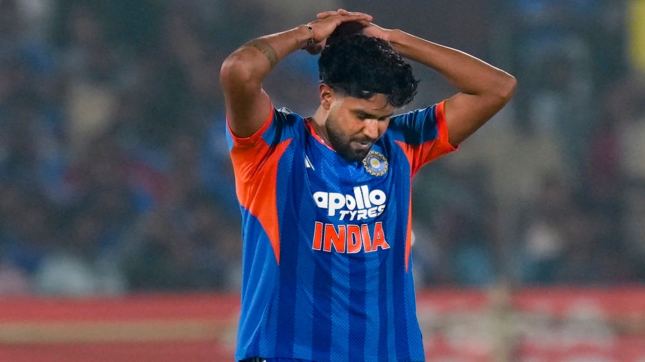 സ്ട്രെങ്ത് ആൻഡ് കണ്ടീഷനിംഗ് കോച്ചായിരുന്ന സോഹം ദേശായിക്ക് പകരം അഡ്രിയാൻ ലെ റൂ വന്നതോടെ, യോ-യോ ടെസ്റ്റിന് പകരം 'ബ്രോങ്കോ ടെസ്റ്റ്' പ്രധാന ഫിറ്റ്നസ് പരിശോധനയായി മാറി. എന്നാല് ഇതിന് അടിസ്ഥാന മാനദണ്ഡം നിശ്ചയിച്ചിരുന്നില്ല. ഇനി മുതൽ, വിവിധ ഡ്രില്ലുകൾ പൂർത്തിയാക്കി സെലക്ഷന് യോഗ്യത നേടുന്നതിനായി 5.15 മുതൽ 5.20 മിനിറ്റ് വരെയുള്ള സമയം ബിസിസിഐ മെഡിക്കൽ ടീം ബഞ്ച്മാർക്കായി നിശ്ചയിച്ചെന്നാണ് റിപ്പോര്ട്ട്. കഴിഞ്ഞ ഒരു വർഷത്തിനിടയിൽ സിഒഇ ഓരോ കളിക്കാർക്കും വ്യത്യസ്ത അടിസ്ഥാന മാനദണ്ഡങ്ങളാണ് നിശ്ചയിച്ചിരുന്നത്.
