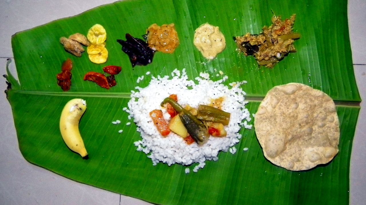 ഓണക്കാലത്ത് വെളിച്ചെണ്ണയ്ക്കും നിത്യോപയോഗ സാധനങ്ങൾക്കും വില കുതിച്ചുയരുന്നത് സാധാരണമാണ്. എന്നാൽ ഈ സാഹചര്യത്തിൽ വീട്ടമ്മമാരുടെയും കുടുംബങ്ങളുടെയും പ്രധാന ആശങ്കയാണ് സദ്യയുടെ ബജറ്റ് തന്നെയാണ്. എന്നാൽ, എണ്ണയുടെയും തേങ്ങയുടെയും അളവ് കുറച്ചുകൊണ്ട് ബജറ്റിലൊതുങ്ങുന്നതും, അതുപോലെ ആരോഗ്യകരവുമായ ഓണസദ്യ എളുപ്പത്തിൽ തയ്യാറാക്കാം. കൊളസ്ട്രോളും കലോറിയും പേടിക്കാതെ വയറുനിറയെ കഴിക്കാമെന്നതാണ് ഇതിന്റെ മറ്റൊരു പ്രത്യേകത. (Image Credit Source: Getty Images)