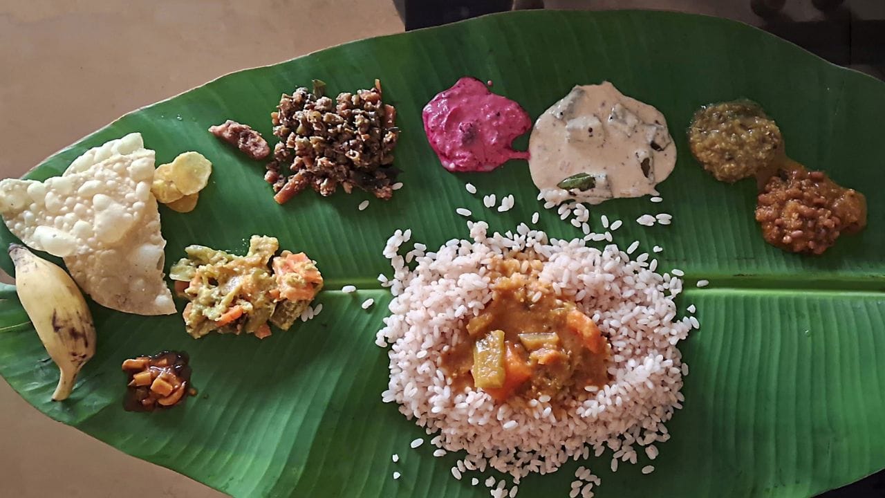 വെള്ളരിയോ കുമ്പളങ്ങയോ ഉപയോഗിച്ച് കുറഞ്ഞ തേങ്ങയിൽ മോരുകൂട്ടാൻ അല്ലെങ്കിൽ പച്ചടി ഉണ്ടാക്കുക. ഇത് എണ്ണച്ചെലവ് കുറയ്ക്കുകയും ദഹനത്തിന് സഹായിക്കുകയും ചെയ്യും. കാളനും ഓലനുമെല്ലാം എണ്ണയിൽ വഴറ്റുന്നതിന് പകരം ചെറിയ അളവിൽ പച്ചവെളിച്ചെണ്ണ ഒടുവിൽ തിളപ്പിച്ചു വാങ്ങിവെക്കുമ്പോൾ മാത്രം ഒഴിച്ച് മണം വരുത്തുക. ഓലനിൽ എണ്ണയേക്കാൾ പ്രധാനം വെളിച്ചെണ്ണയുടെ പച്ചമണമാണ്. അതിനാൽ കുറച്ചു തുള്ളി പച്ചവെളിച്ചെണ്ണ ഒടുവിൽ ഒഴിച്ചാൽ മതിയാകും.