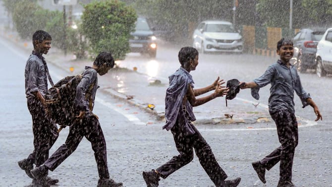 തോരാ മഴ... ജില്ലകളിൽ നാളെയും വിദ്യാഭ്യാസ സ്ഥാപനങ്ങൾക്ക് അവധി