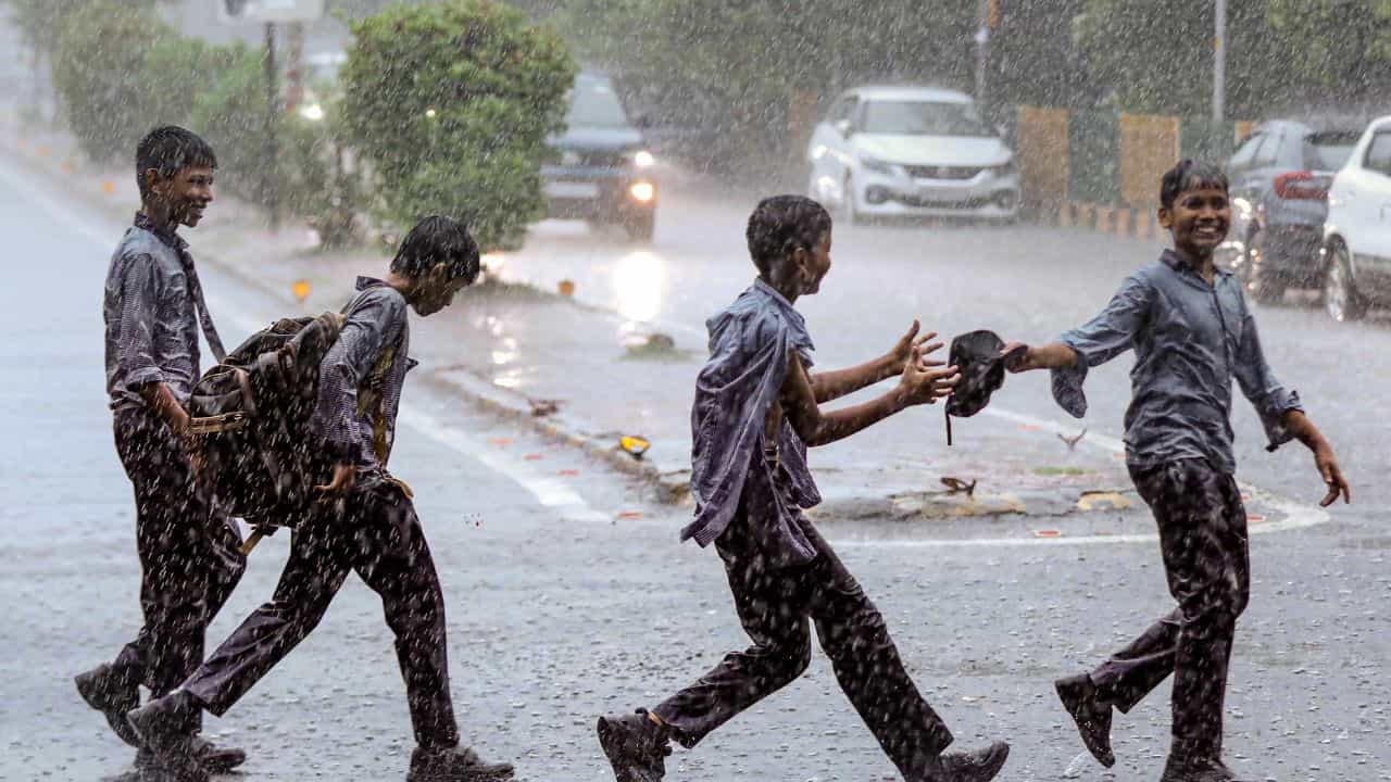 School Holiday : തോരാ മഴ... ജില്ലകളിൽ നാളെയും വിദ്യാഭ്യാസ സ്ഥാപനങ്ങൾക്ക് അവധി School Holiday : തോരാ മഴ... ജില്ലകളിൽ നാളെയും വിദ്യാഭ്യാസ സ്ഥാപനങ്ങൾക്ക് അവധി