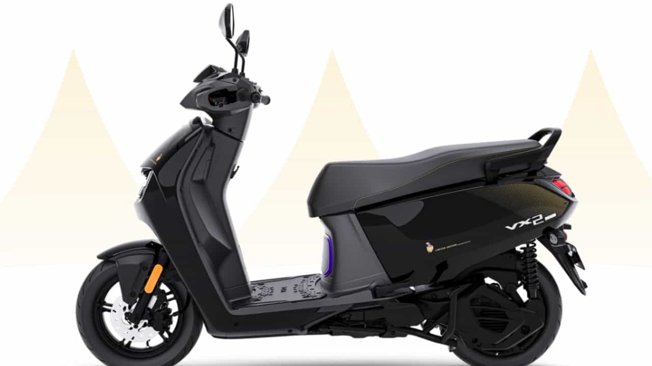 Hero Vida VX2 : ചാർജ് തീരുമോ എന്ന പേടി വേണ്ട! 187 കിലോ മീറ്റർ വരെ റേഞ്ച്.. വിഡ വിഎക്സ് 2 ഹീറോയുടെ തുറുപ്പുചീട്ട് Hero Vida VX2 : ചാർജ് തീരുമോ എന്ന പേടി വേണ്ട! 187 കിലോ മീറ്റർ വരെ റേഞ്ച്.. വിഡ വിഎക്സ് 2 ഹീറോയുടെ തുറുപ്പുചീട്ട്