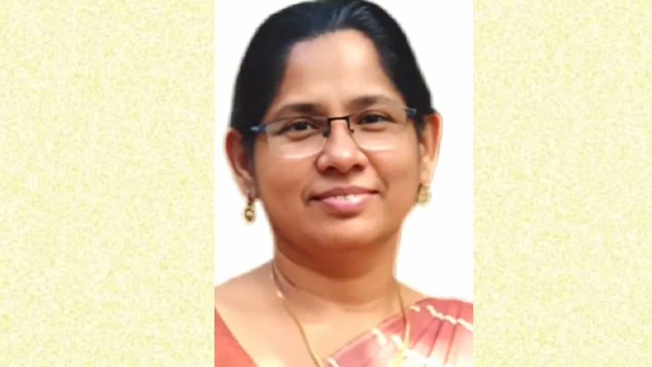 ചപ്പാത്തിക്കട നടത്തിവന്ന വീട്ടമ്മ മാവു കുഴയ്ക്കുന്ന യന്ത്രത്തിൽ കൈ കുടുങ്ങി മരിച്ചു