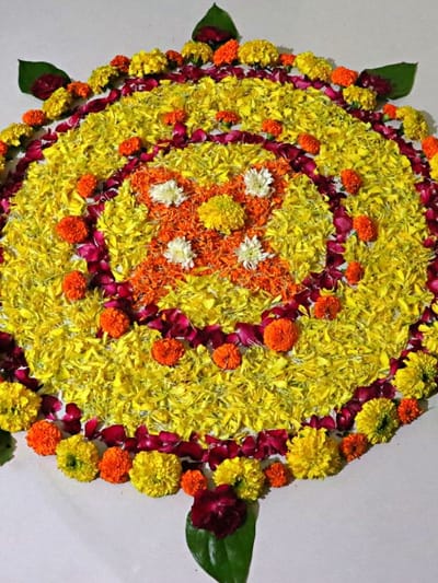 ഓണത്തിന് അത്തം മുതല്‍ തിരുവോണം വരെ പൂക്കളമൊരുക്കേണ്ടത് എങ്ങനെ?