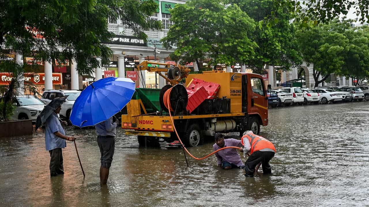Indian Monsoon Update: കാലാവസ്ഥ വളരെ മോശം! ഓഗസ്റ്റ് 5 വരെ 12 ഇടങ്ങളില് റെഡ് അലര്ട്ട്, മുന്നറിയിപ്പ് നല്കി കേന്ദ്രം Indian Monsoon Update: കാലാവസ്ഥ വളരെ മോശം! ഓഗസ്റ്റ് 5 വരെ 12 ഇടങ്ങളില് റെഡ് അലര്ട്ട്, മുന്നറിയിപ്പ് നല്കി കേന്ദ്രം