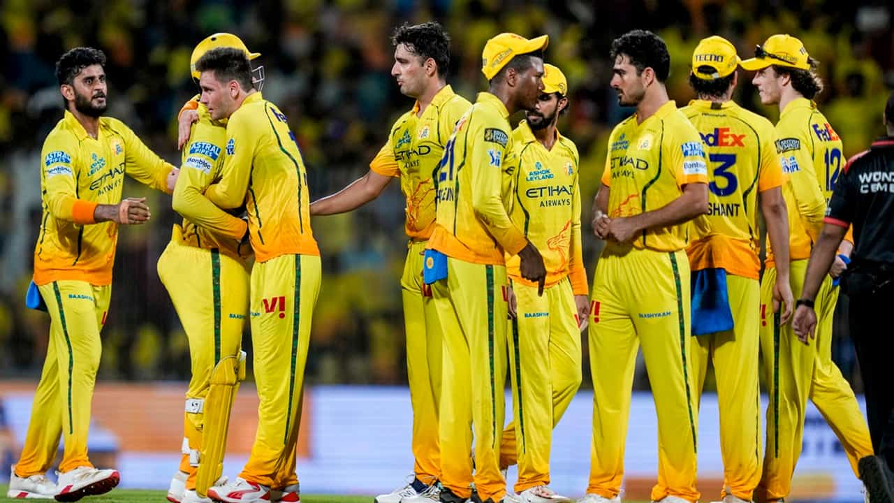 CSK: ഹെയ്ഡന് പറഞ്ഞത് നടന്നാല് ചെന്നൈ സൂപ്പര് കിങ്സ് രക്ഷപ്പെട്ടു; പണി കിട്ടുന്നത് ആര്സിബിക്ക് CSK: ഹെയ്ഡന് പറഞ്ഞത് നടന്നാല് ചെന്നൈ സൂപ്പര് കിങ്സ് രക്ഷപ്പെട്ടു; പണി കിട്ടുന്നത് ആര്സിബിക്ക്