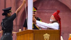 പ്രധാനമന്ത്രി ചെങ്കോട്ടയില്‍ പതാക ഉയര്‍ത്തി