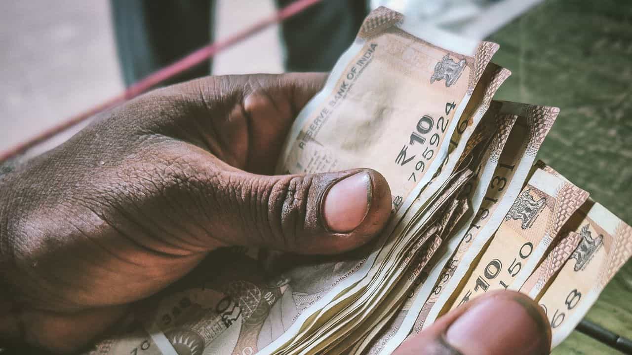 വാടക വീട്ടിലെ ചാക്കുകളിൽ സൂക്ഷിച്ചത് ലക്ഷങ്ങൾ; കർണാടകയിൽ മരിച്ച യാചകയുടെ വീട്ടിൽ നിന്ന് കണ്ടെത്തിയത് 8.4 ലക്ഷം
